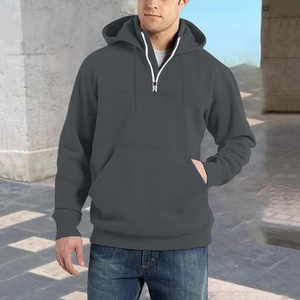 Detail eines grauen Hoodies mit weißem Kordelzug und Viertel-Reißverschluss am Hals