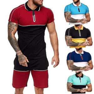 Dettaglio del set polo da uomo con zip sul collo e strisce atletiche a contrasto