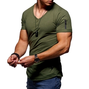 T-shirt da uomo verde militare con scollo a V e tasca decorativa con zip sulla manica