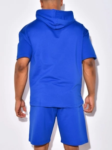 Vista posteriore di una tuta sportiva da uomo blu reale con cappuccio e maniche corte