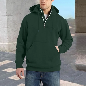 Detail eines dunkelgrünen Hoodies mit halbem Reißverschluss und Kängurutasche für Herren