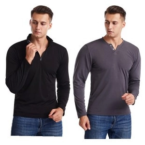 Dettaglio di maglie da uomo in maglia slim fit con zip a un quarto e collo a henley
