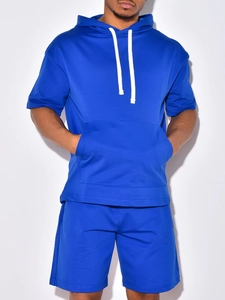Completo sportivo da uomo blu con felpa con cappuccio a maniche corte e pantaloncini
