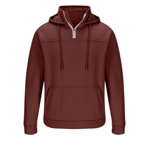 Detail eines weinroten Hoodies mit 1/4 Reißverschluss, Kordelzug und Kängurutasche