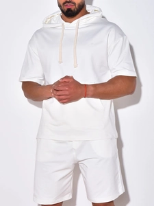 Completo sportivo casual da uomo bianco con felpa con cappuccio e pantaloncini estivi