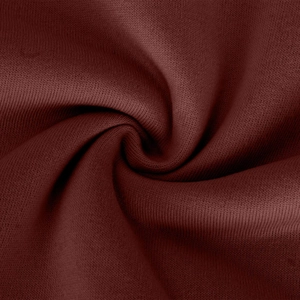 Detailaufnahme von dunkelrotem Strickstoff mit weichen Schatten und feiner Textur