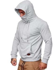 Dettaglio felpa con cappuccio grigio chiaro con collo alto coprente e patch in pelle