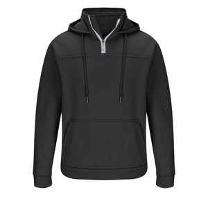 Detail eines schwarzen Hoodies mit halbem Reißverschluss, weißem Rand und Kängurutasche