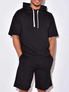 Completo casual da uomo con felpa con cappuccio a maniche corte e pantaloncini neri