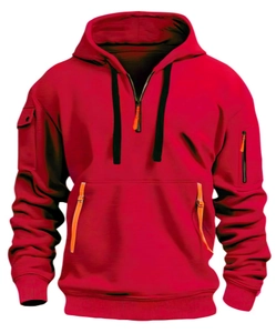 Dettaglio felpa rossa con mezza zip, accenti arancioni e design a tasche multiple