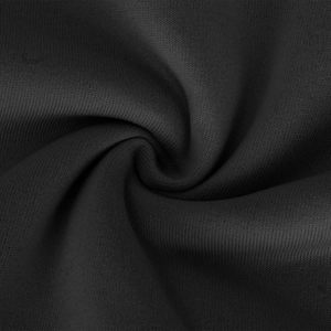 Nahaufnahme der weichen schwarzen Strickstoffstruktur mit eleganten Faltenwürfen