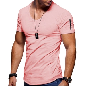 T-shirt da uomo slim-fit con scollo a V rosa chiaro e dettaglio tasca con zip sulla manica