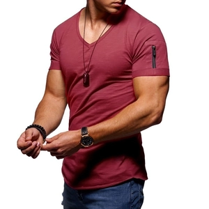 T-shirt da uomo bordeaux slim fit con scollo a V, tasca con cerniera e orlo curvato