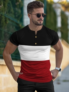 Ανδρικό μπλουζάκι slim fit με τρίχρωμο σχέδιο patchwork και λαιμόκοψη τύπου Henley