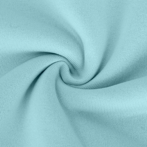 Detailaufnahme der hellblauen Baumwoll-Strickstoff-Textur mit weichem Faltenwurf