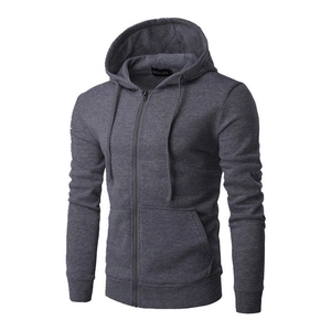 Détail d'un sweat à capuche gris zippé avec cordon de serrage et zip métallique