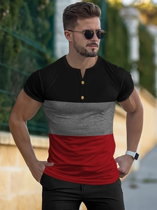 Ανδρικό μπλουζάκι Henley με κοντό μανίκι και τρίχρωμο σχέδιο σε μαύρο, γκρι και κόκκινο χρώμα