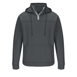 Detail eines anthrazitgrauen Herren-Hoodies mit Halbreißverschluss und Kängurutasche