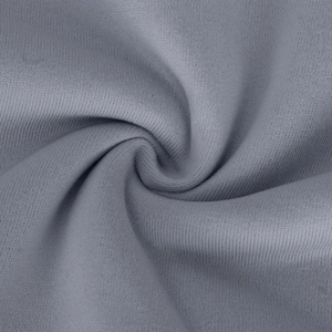 Makro-Detail von dickem hellgrau-violettem Strickstoff mit weicher Textur und Faserbindung