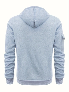 Rückansicht hellblauer Kapuzenpullover mit Ärmeltasche und Rippbündchen am Saum
