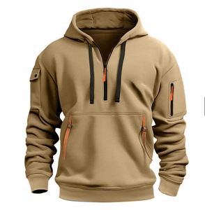 Khaki Hoodie-Detail mit Reißverschluss, orangefarbenen Akzenten und Ärmeltasche