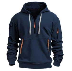 Detail von marineblauem Herren-Hoodie mit orangen Reißverschlüssen und Ärmeltasche
