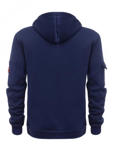 Detailansicht eines dunkelblauen Hoodies mit taktischen Ärmeltaschen und orangenen Akzenten
