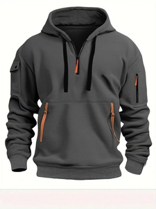 Detailansicht des Tactical Hoodies mit Armreißverschlusstasche und orangenen Zierelementen