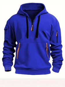 Detail eines dunkelblauen Hoodies mit Ärmeltasche mit Reißverschluss und Lederakzenten