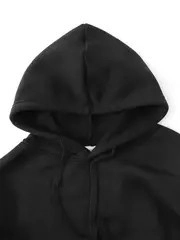 Primer plano detallado de una sudadera con capucha negra para hombre y cordón ajustable