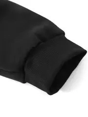 Detalle del puño de punto acanalado elástico en una sudadera de algodón color negro