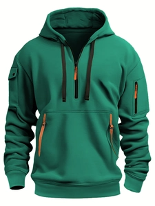 Detail von dunkelblauem Kapuzenpullover mit halbem Reißverschluss und Ärmeltaschen