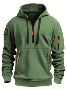 Detail von Armeegrüner taktischer Kapuzenpullover mit Armtasche und orangefarbenen Akzenten