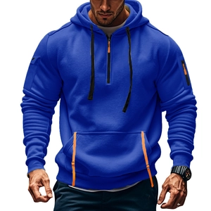 Dettaglio felpa uomo blu reale con zip arancione tasca a marsupio e coulisse nera