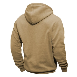 Rückansicht des khakifarbenen Herren-Hoodies mit Rippbündchen und hochwertiger Baumwolltextur