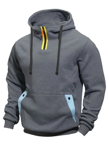 Detail eines grauen Herren-Hoodies mit gelbem Reißverschluss und blauen Taschendetails