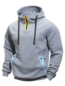 Detail eines grauen Herren-Hoodies mit halbem Reißverschluss, Kontrastfarben und Kängurutasche
