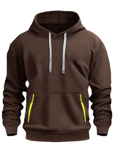 Detalle de sudadera con capucha marrón oscuro con bolsillos amarillo flúor y cordones grises