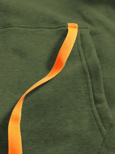 Dettaglio ravvicinato della tasca a marsupio verde militare con coulisse arancione vivace
