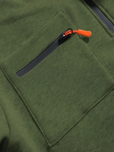 Dettaglio felpa con cappuccio verde militare con trama orizzontale e tirazip arancioni