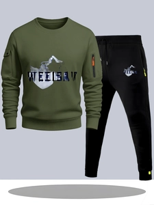 Detail van de olijfgroene sweatshirtmouw met utility ritszak en geribbelde manchetafwerking