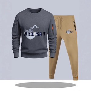 Heren sportset met donkergrijze hoodie en kaki joggingbroek met outdoor print details