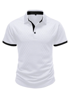 Détail du polo blanc pour homme avec col noir et texture tricotée en losanges