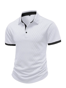 Détail du tissu jacquard blanc du polo pour homme avec col et bordures noirs contrastés