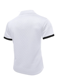 Détail du polo en tricot blanc pour hommes montrant le motif à chevrons et les poignets noirs