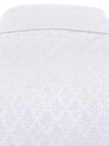 Détail macro du tissu en maille blanche avec texture pointelle losange et bord côte