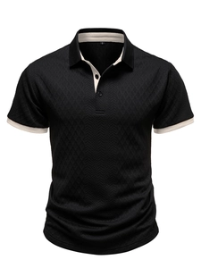 Détail du polo noir montrant le motif jacquard géométrique et le bord du col contrasté
