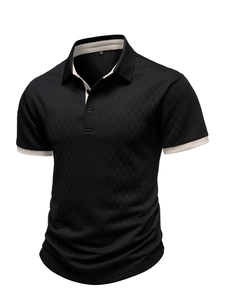 Détail du polo noir en maille avec bordures contrastées beige et texture en losange
