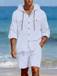 Détail d'un costume en lin blanc avec manches longues à capuche et poches de poitrine à la plage