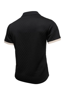 Détail du polo noir pour homme avec maille texturée en losanges et vue arrière élégante
